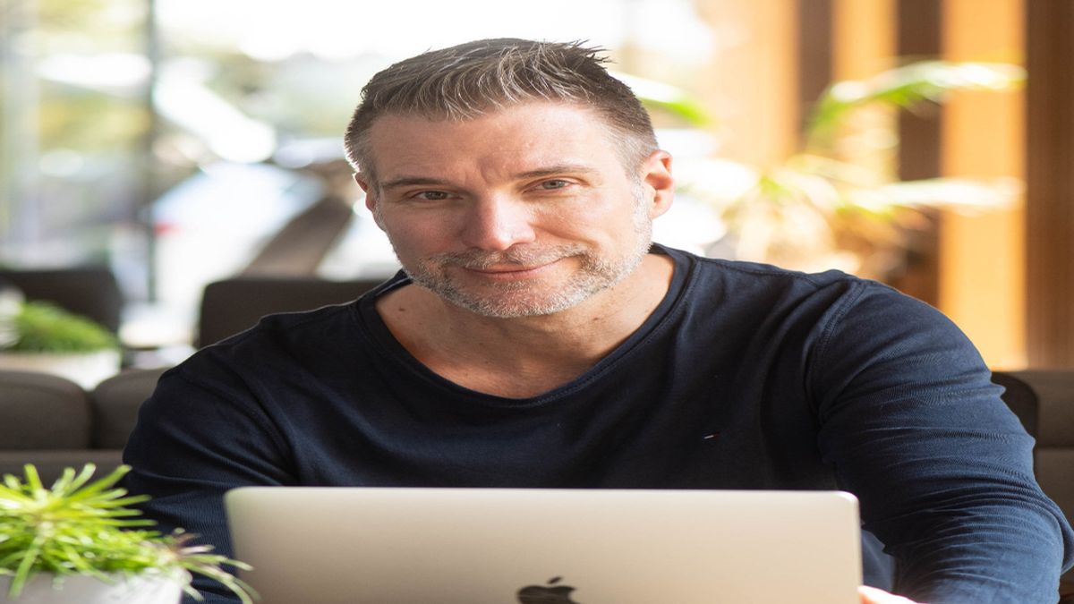 Top HR-Influencer auf PERSOBLOGGER.de und mehrfacher Fachbuchautor: Stefan Scheller ist Experte für Employer Branding, Recruiting und New Work. 