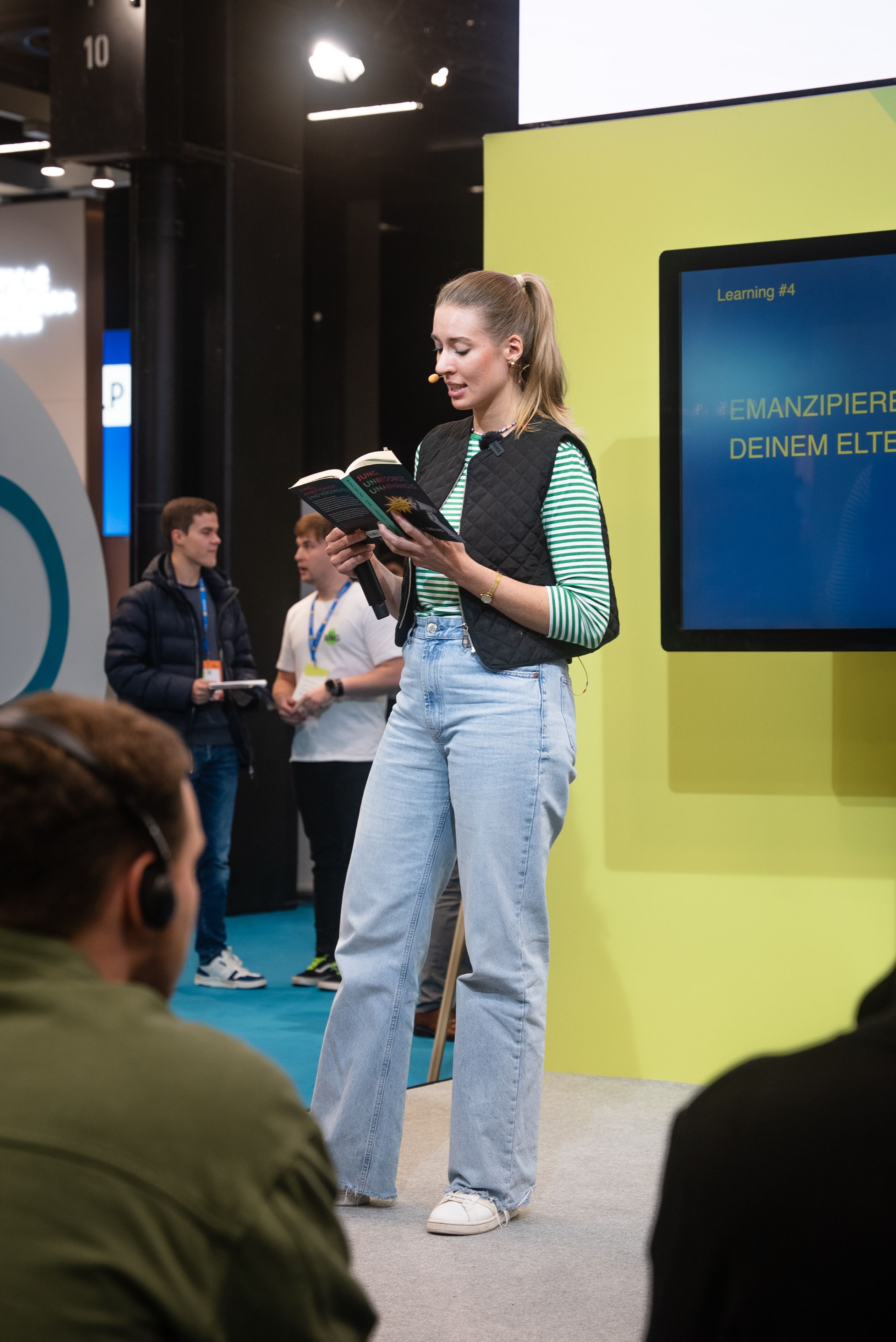 Ronja Ebeling liest eine Stelle aus ihrem Buch "Jung, besorgt, abhängig" vor und erzählt anhand ihrer persönlichen Geschichte, wie sie sich selbst von den Karriereratschlägen ihres Elternhauses emanzipiert hat und ihre eigenen Entscheidungen getroffen hat.