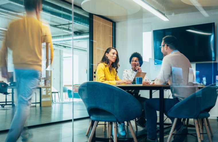 Team-Meeting: Neue Technologien wie Künstliche Intelligenz helfen beim Aufbau von Personalprozessen. - Foto: Getty Images