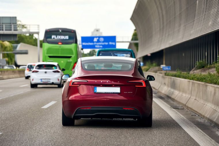 Tesla Model 3 auf einer deutschen Autobahn: Ein Gutachter brach nach einer riskanten „Phantombremsung“ seine Fahrt ab - IMAGO/Bihlmayerfotografie