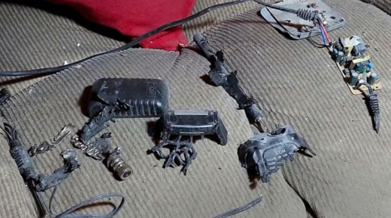 Das Videostandbild zeigt ein Funkgerät, das in einem Haus explodiert ist. - -/AP/dpa