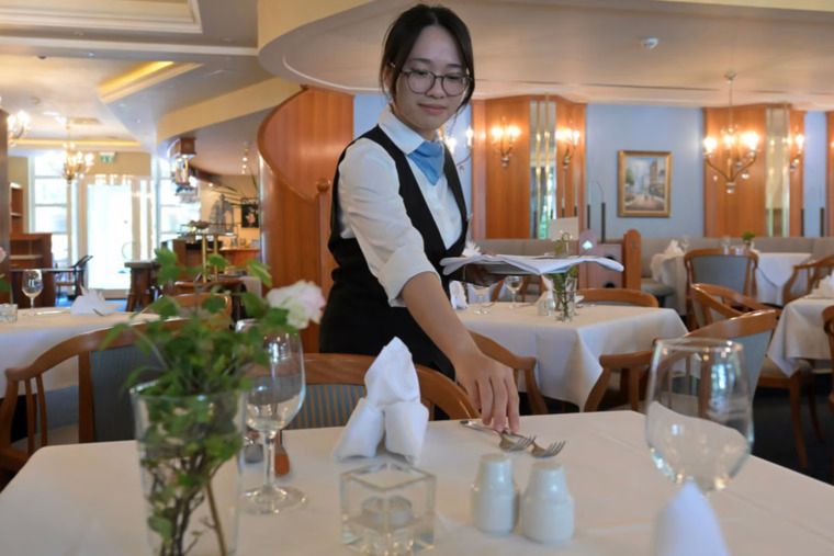 Mitarbeiterin im Inselhotel Potsdam: Seit einem Jahr sind mehrere Azubis aus Vietnam im Betrieb tätig. - Foto: PR