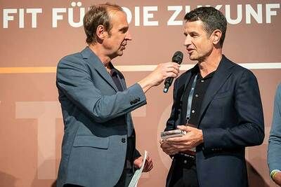 Thomas Mühlberg (rechts), Senior Professional Services Trainer DACH bei Bausch + Lomb, im Gespräch mit Thorsten Knippert