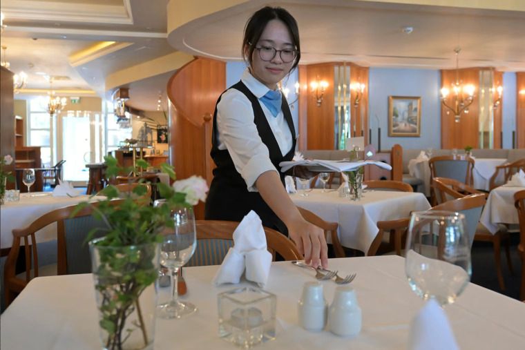 Mitarbeiterin im Inselhotel Potsdam: Seit einem Jahr sind mehrere Azubis aus Vietnam im Betrieb tätig. - Foto: PR