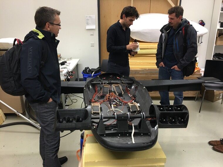 Alex, Daniel und Marc mit dem Prototyp im Maßstab 1:2