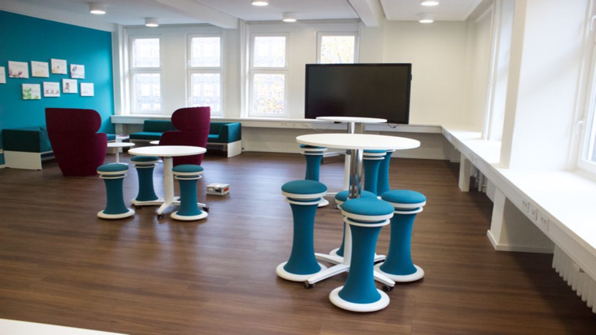 HIRSCHTEC-Plaza mit Sitzecke und E-Screen - Copyright: HIRSCHTEC