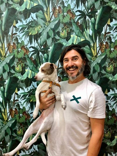 Horacio "Chacho" Puebla mit seinem Hund im LOLA Büro Madrid - Christian Lundsgaard-Hansen