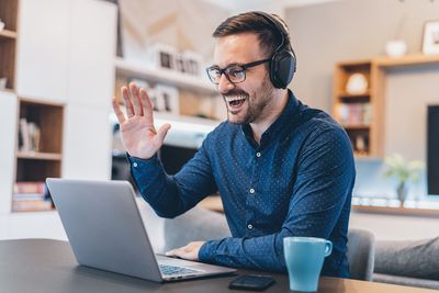 Warum nicht einfach mal mit einem Freund die eigene Wirkung testen? - GettyImages