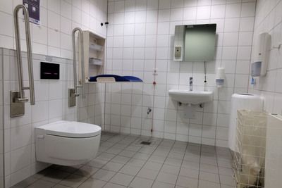 Im Sicherheitsbereich des Flughafens erfüllt der barrierefreie Sanitärraum die geforderte Norm. - Quelle: Geberit