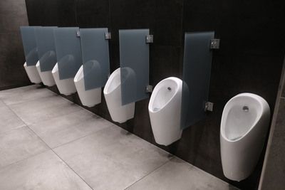 Für den Flughafen Düsseldorf zählt das Urinal „Selva“ von Geberit mit automatischer Spülauslösung zum Sanitär-Standard. - Quelle: Geberit