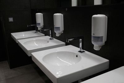 Waschtisch „Preciosa II“ mit „KeraTect“-Spezialglasur, berührungslose Armatur „Brenta“ - Quelle: Geberit