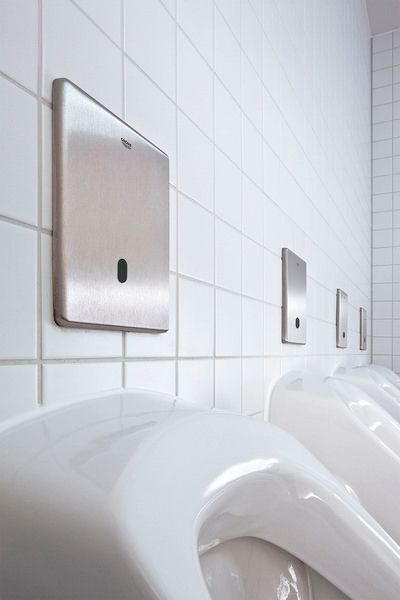 Die „Tectron Skate“-Infrarot-Elektronik von Grohe minimiert das Risiko einer Bakterienübertragung in Sanitärräumen. - Quelle: Grohe