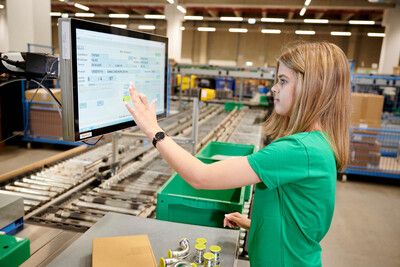Die modernen Logistikprozesse lernen auch die Auszubildenden bei der Reisser AG kennen. - Quelle: Reisser AG
