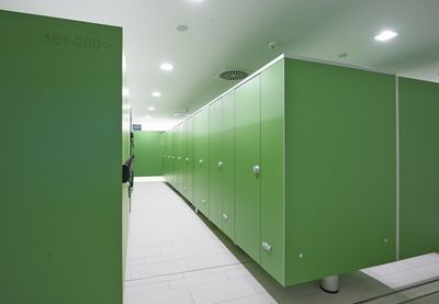 Durch den Zentralfuß entsteht eine weitgehend fußfreie Front, die die Reinigung beschleunigt, was Zeit und Kosten spart. - Quelle: Schäfer Trennwandsysteme