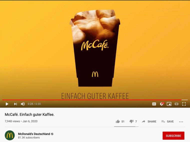 Das Foto zeigt die Kontur eines McCafé-Kaffeebechers aus Pappe mit Plastikdeckel - Quelle: https://www.youtube.com/watch?v=abeKUoj8PXg