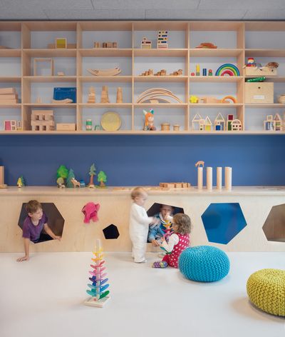 Alle Räume sind mit hellen Holzmöbeln ausgestattet. Sie bilden einen warmen Kontrast zur blauen Wandfarbe. - Quelle: arge KNOWSPACE THINKBUILD, © Werner Huthmacher Photo