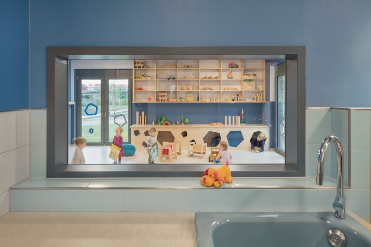 Durch die Innenfenster in der Wand können die Kinder weiterhin mit der Gruppe verbunden sein. - Quelle: arge KNOWSPACE THINKBUILD, © Werner Huthmacher Photo