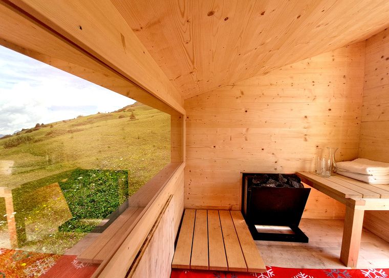 … der mittels Spiegel das Licht bündelt und auf die Saunasteine bringt. - Quelle: 2020 Urs Riggenbach, Lytefiresauna.com