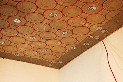 Da die Module individuell zugeschnitten werden, ist jede Deckengeometrie belegbar. - Quelle: ArgillaTherm