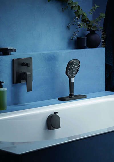 Bei der „hansgrohe sBox“ verschwindet der Duschschlauch im Wannenrand – optisch macht das den Raum deutlich größer. - Quelle: hansgrohe/Hansgrohe SE