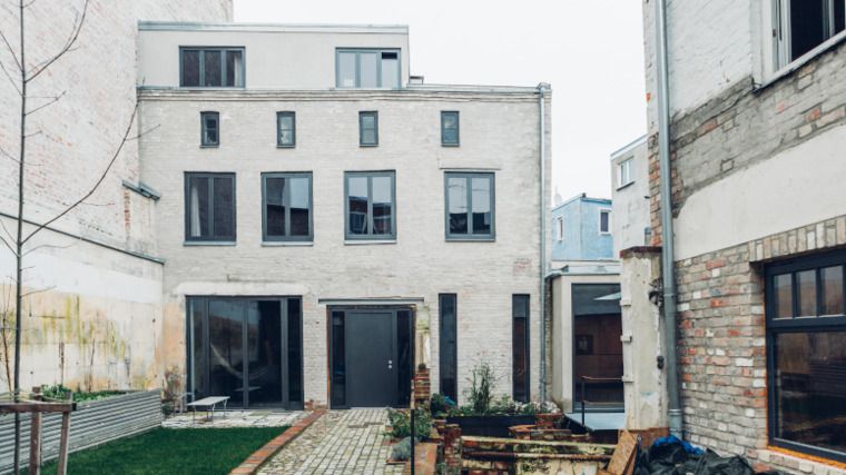 Das heutige Wohnhaus liegt inmitten eines Areals von unter anderem alten Lager- und Werkstatträumen. - Quelle: JEWRO Fotografie