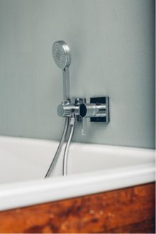 …die minimalistischen Armaturenelemente „IXMO“ wurden für Dusche und Wanne ausgewählt. - Quelle: JEWRO Fotografie
