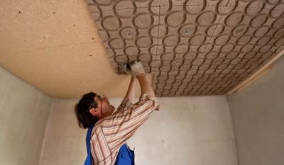Erst werden alle Module provisorisch in der Mitte angeschraubt und anschließend die Ecken fixiert. - Quelle: ArgillaTherm
