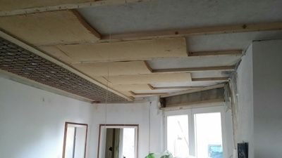 Da sich die Decke direkt unter dem Flachdach befindet, wurde eine Holzfaserinnendämmung angebracht. - Quelle: ArgillaTherm