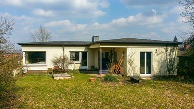 Anstelle der alten Ölheizung erhielt der knapp 60 Jahre alte Flachdachbungalow eine wohngesunde Lehmklimadecke. - Quelle: ArgillaTherm