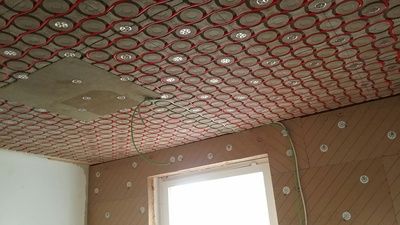 Zuletzt werden die Rohrleitungen in der Rillenstruktur verlegt. - Quelle: ArgillaTherm