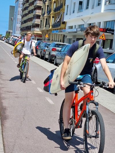Mit dem Rad zum Strand und Surfen auf einem sicheren Radweg in San Sebastian, Nordspanien - © Provotainment Martin Gaedt