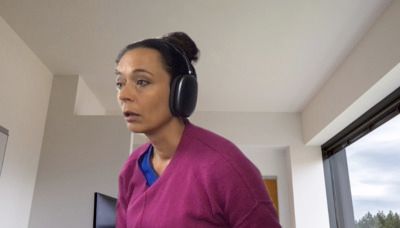 Besser: Wenn Sie mit zwei Monitoren arbeiten, geben Sie beim Sprechen bewusst den Blick in die Kamera - Ein schöner Nasenrücken …