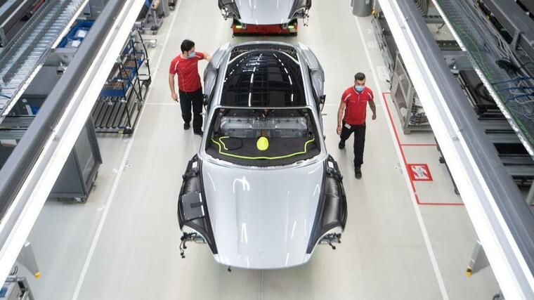 Porsche-Produktion in Zuffenhausen: Der Taycan läuft im Porsche-Stammwerk vom Band. - dpa
