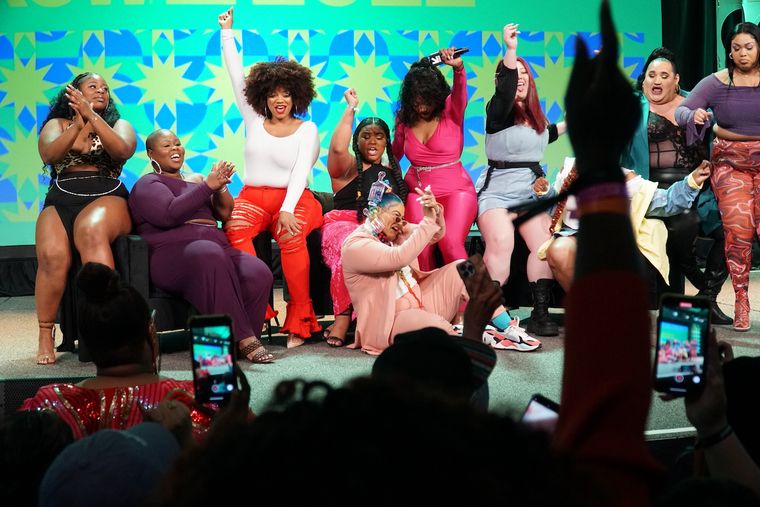Großer Auftritt: Lizzo und die Cast der Prime-Serie „Watch Out for the Big Grrrls“ - © Richard Gutjahr