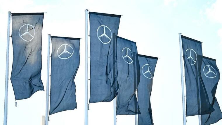 Der Autobauer stellt gerade besonders viele Softwareexperten ein. - Fahnen mit Mercedes-Benz-Logo