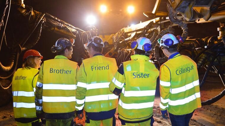 Es sind MENSCHEN, die ihr Bestes geben. Damit wir es nicht vergessen steht es bei Skanska auf den Westen. - Foto: Skanska AB, Stockholm