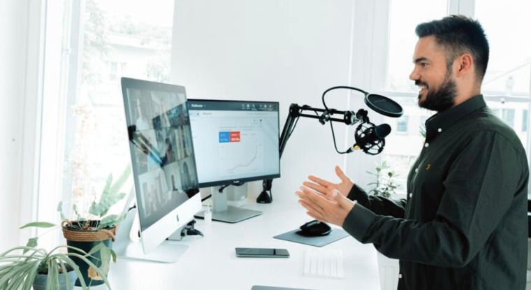 Webinar aufzeichnen. Für kleine Lehreinheiten im Internet braucht es kein professionelles Aufnahmestudio. - Unsplash Malte Helmhold