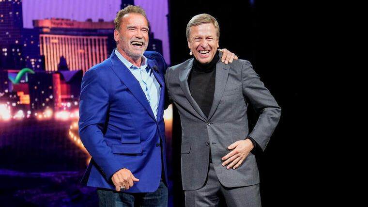 Der Hollywood-Star rührt die Werbetrommel für BMW. Arnold Schwarzenegger (links) mit BMW-Chef Oliver Zipse. - (Foto: AP)