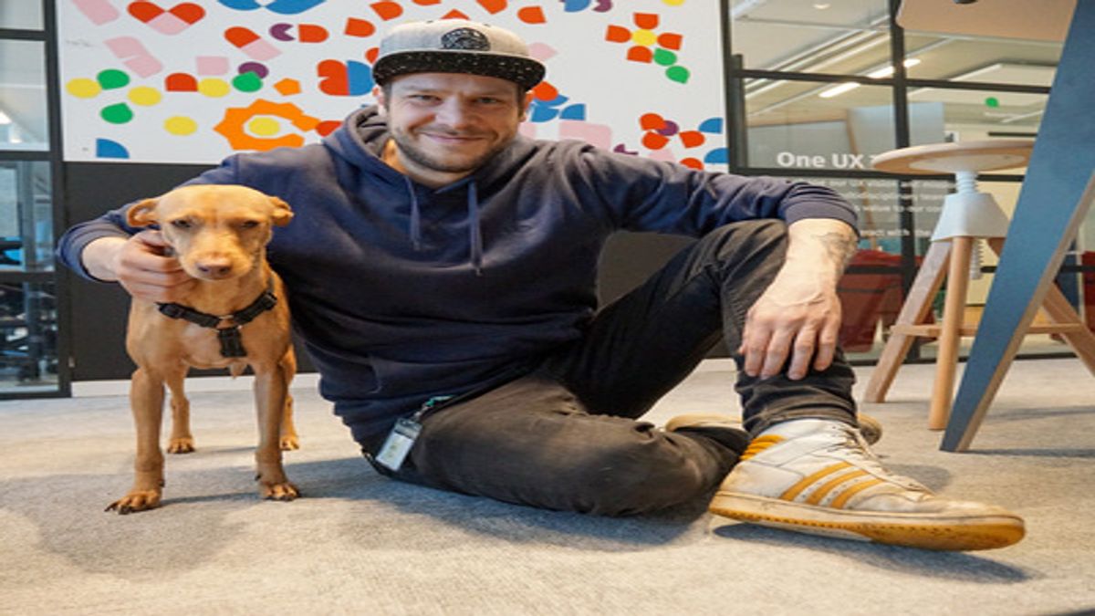 Teamwork: Wenn Florian für Videodrehs unterwegs ist, kümmern sich die Kolleg·innen um Streicheleinheiten. - © XING News