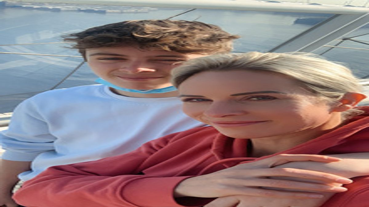 XING News-Redakteurin Anika Gottschalk zeigt ihrem Sohn beim Girls' und Boys' Day das Office im New Work Harbour. - © Privat