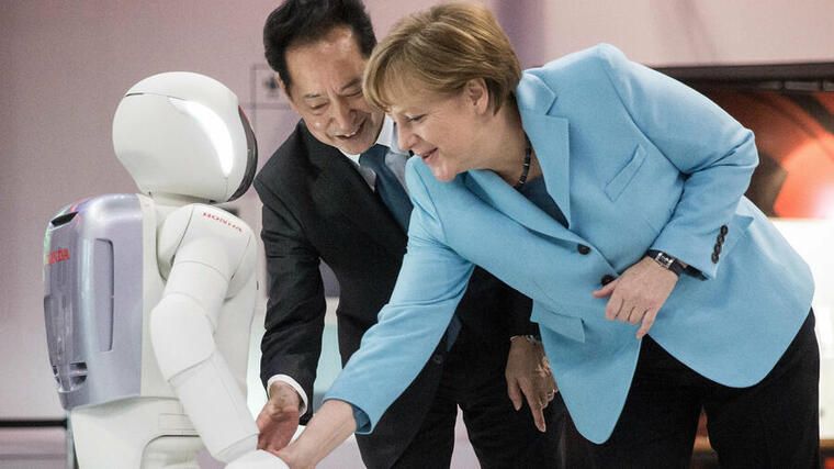 Den Roboter von Honda grüßte die Bundeskanzlerin 2015 bei einer Japan-Reise. - (Foto: dpa)