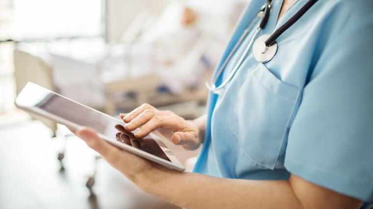 Krankenschwester mit Tablet. - (Foto: E+/Getty Images)