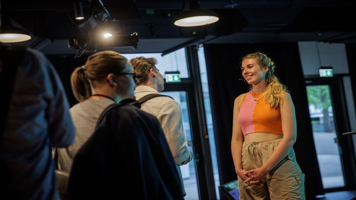 Großer Andrang: GenZ-Expertin Ronja Ebeling im Austausch mit Besucher·innen ihrer Keynote - Foto: Gordon Welters