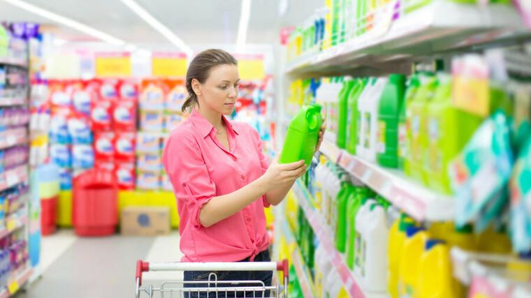 Kundin im Supermarkt - (Foto: E+/Getty Images)