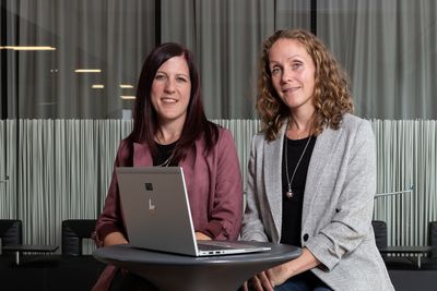 Kathrin Gerauer und Katharina Brunneder sind Job-Twins. Sie teilen sich das Information-Security-Management - @facc