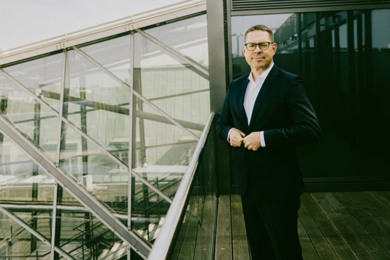 Der Topmanager führt seit Dezember 2021 die Schwarz Gruppe. - Foto: Gene Glover für Handelsblatt