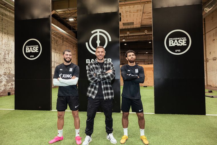 Weltmeister und Präsident der Baller League Lukas Podolski (M.) schaute bei den Combine Days vorbei. - Robin Wemmers