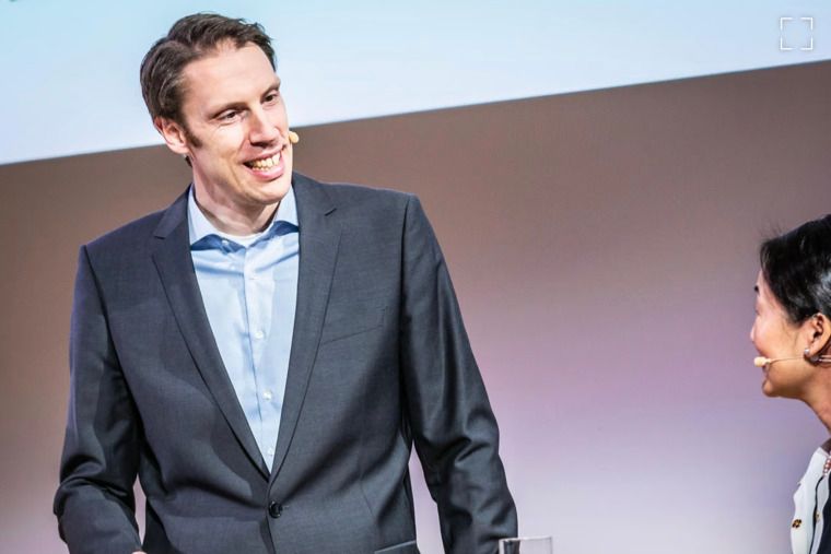 Björn Ommer beim Handelsblatt KI-Summit mit Gründerin Feyu Xu. - Foto: Foto Vogt für Handelsblatt KI-Summit