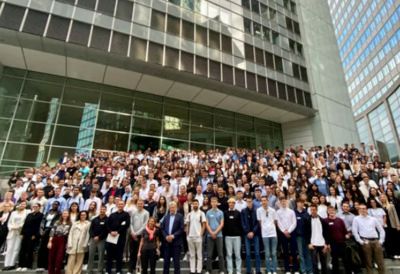 Vor der Commerzbank-Zentrale in Frankfurt posierten am Dienstag knapp 500 Nachwuchskräfte. - Foto: Commerzbank
