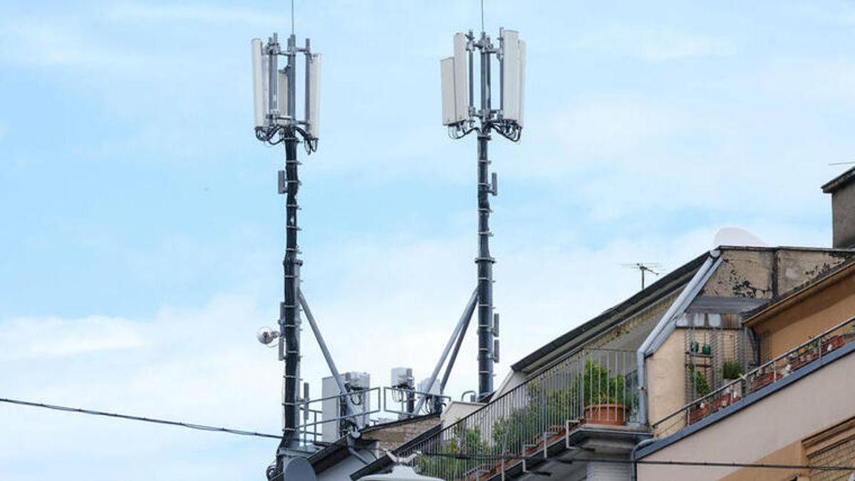 Mobilfunkmasten auf einem Haus - (Foto: imago images/Michael Gstettenbauer)